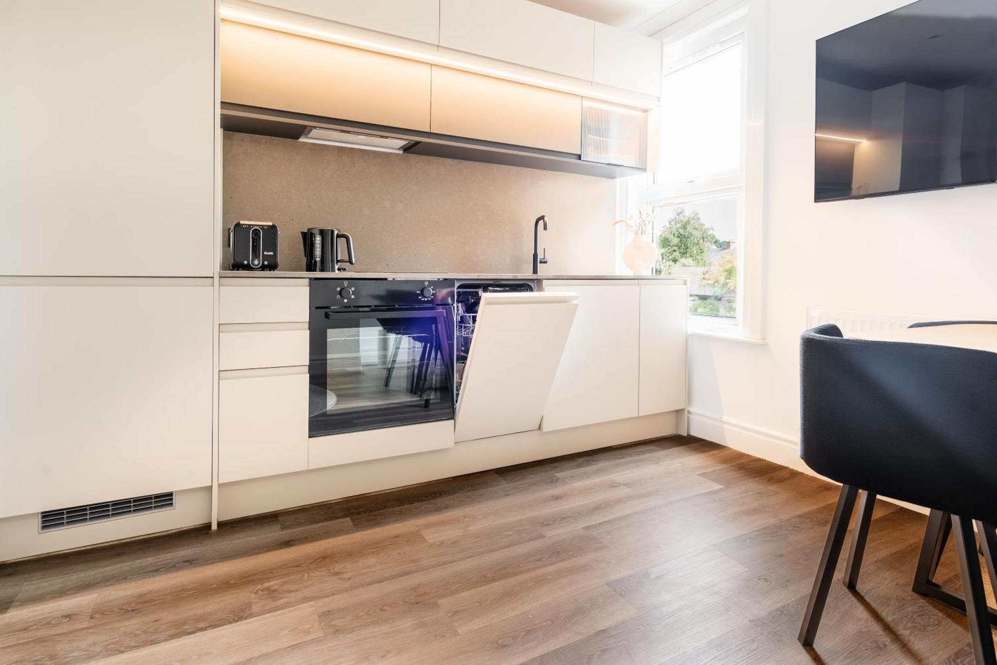 Newly Designed, 2Br Apt, 5Min From Northwood London Tube Station, Nato Hq, Ideal For Wembley, Warner Studio, Contractors Extérieur photo