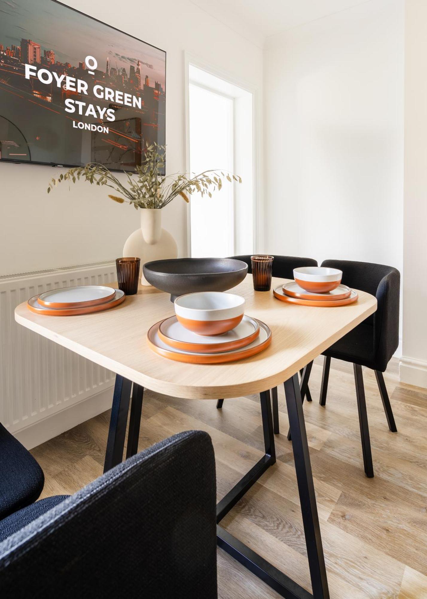 Newly Designed, 2Br Apt, 5Min From Northwood London Tube Station, Nato Hq, Ideal For Wembley, Warner Studio, Contractors Extérieur photo