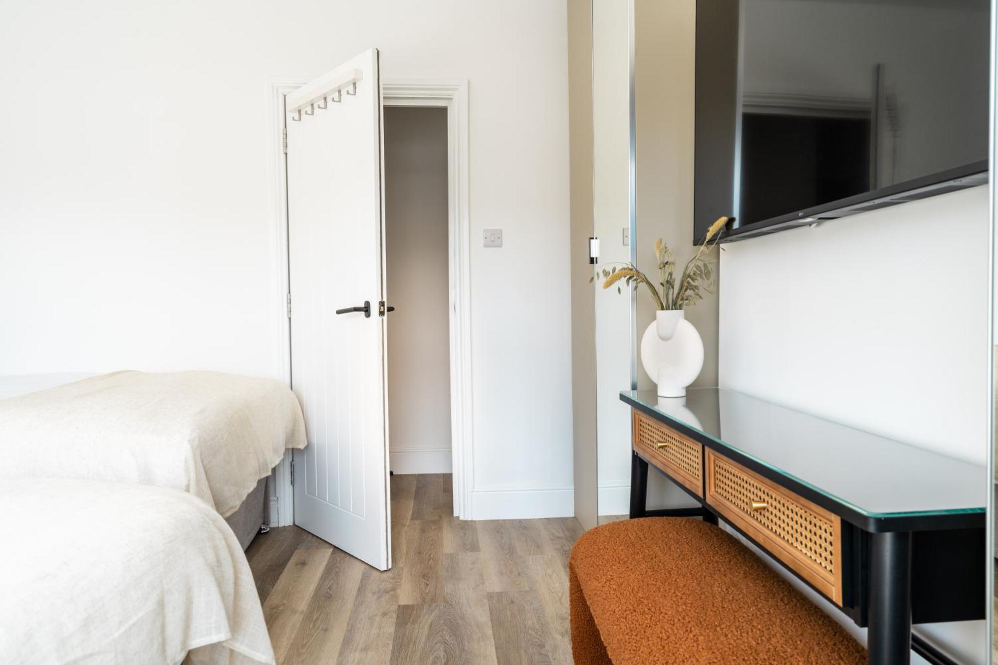 Newly Designed, 2Br Apt, 5Min From Northwood London Tube Station, Nato Hq, Ideal For Wembley, Warner Studio, Contractors Extérieur photo