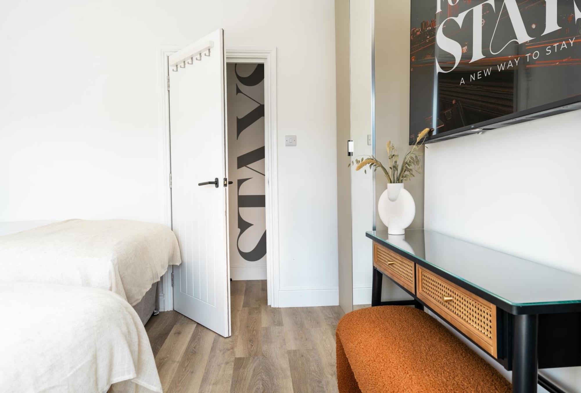 Newly Designed, 2Br Apt, 5Min From Northwood London Tube Station, Nato Hq, Ideal For Wembley, Warner Studio, Contractors Extérieur photo